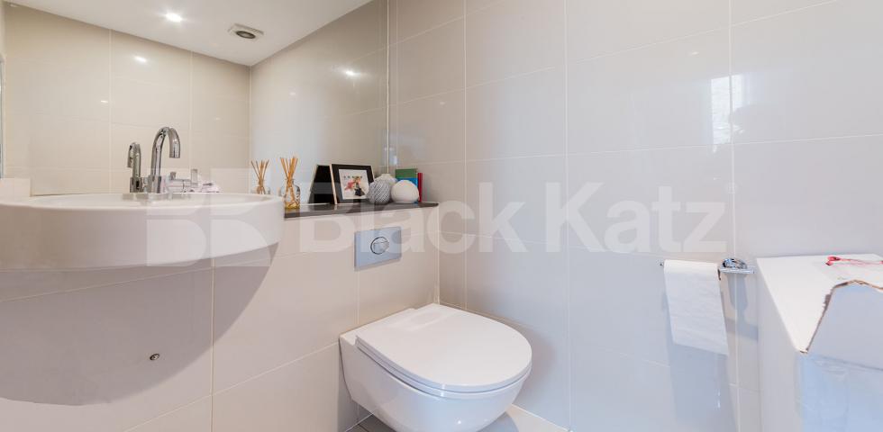 			LET BY!, 2 Bedroom, 1 bath, 1 reception House			 Camden Mews, CAMDEN